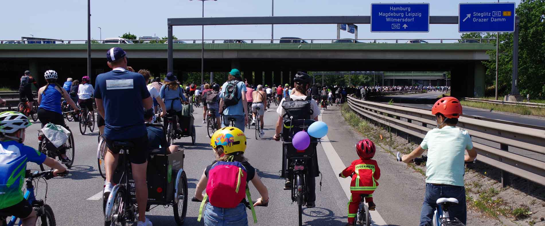 Fahrraddemo mit Kinderfahrrad über die Autobahn