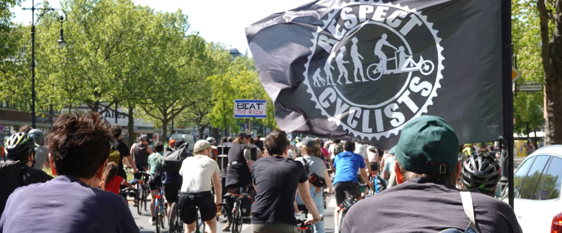 RESPECT CYCLISTS Fahne auf der Fahrraddemo