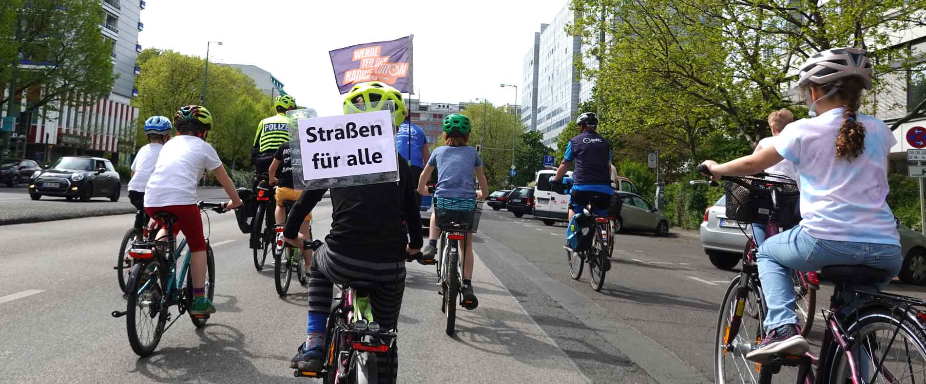 LastenFahrrad mit Plakat zum Verkehrswendecamp