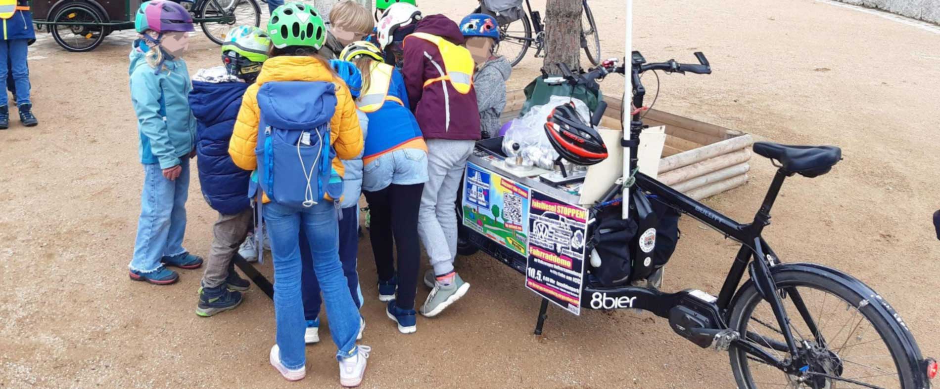 LastenFahrrad von Kindern umstellt